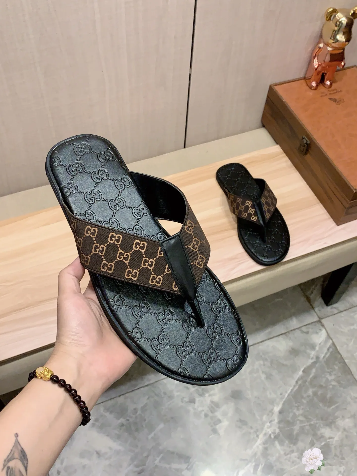 Slippers: New model: Factory price: 260💰💰🎩🎩🔥🔥《 Gucci* 》Series of slippers top purchasing agent🔍🔍Sold at the same time for men, original Italian imported webbing made of selected cowhide, exquisite workmanship,), sole: (super comfortable) original factory special sole, ⚠️exclusive double-layer movable molded sole super comfortable⚠️, real shot🎬the real thing is more beautiful🔍🔍266 regular code 38-44, can be ordered 45.